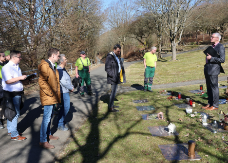 Der Strategietag startete mit einer ausführlichen Begutachtung des Lindenbergfriedhofs, dabei waren die Mitarbeitenden der Friedhofsverwaltung und die Experten des Beratungsunternehmens Weiher. (Foto: Stadt Siegen)