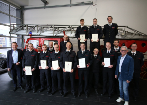 Acht neue Brandmeister wurden jetzt bei der Berufsfeuerwehr Siegen offiziell in ihr neues Amt eingeführt. (Foto: Stadt Siegen)