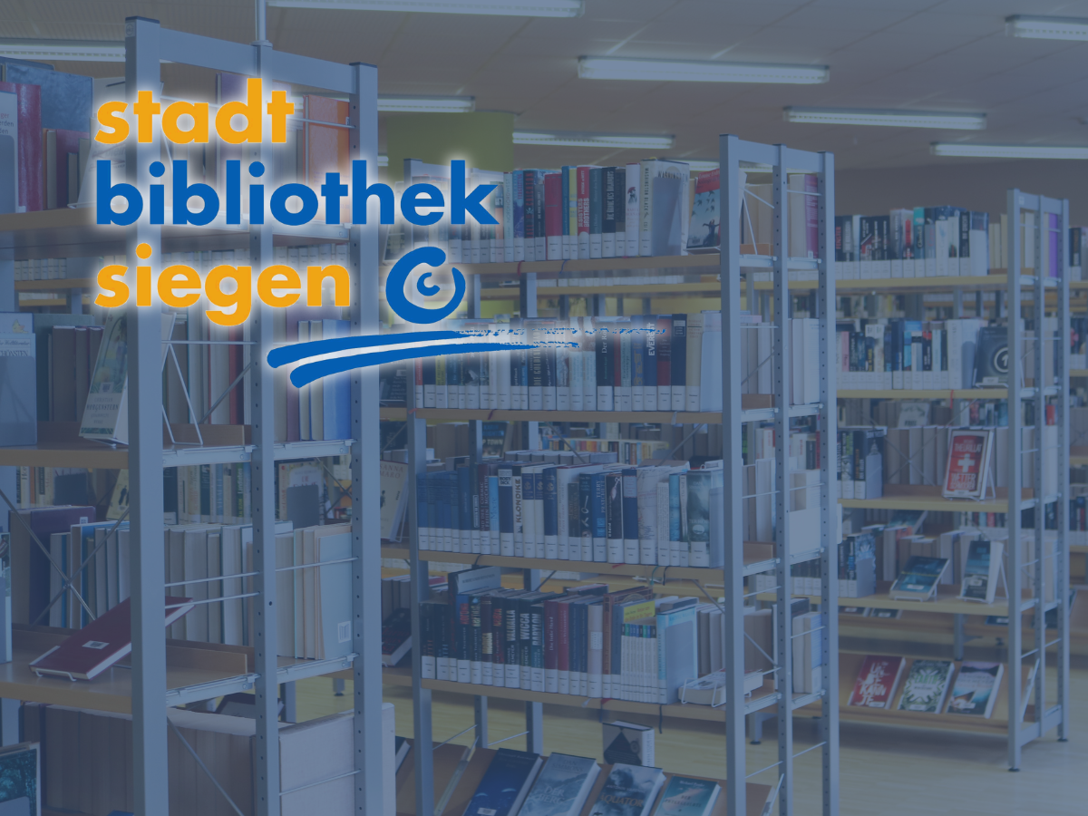 Auf dem Bild sind im Hintergrund Bücherregale zu sehen. Im Vordergrund ist oben Links das Logo der Stadtbibliothek Siegen zu sehen.