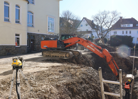 Die Umbauarbeiten am Gebäude der ehemaligen Realschule Am Häusling sind in vollem Gang. Die Tiefbauarbeiten am Waschbeton-Pavillon sind abgeschlossen. (Foto: Stadt Siegen)
